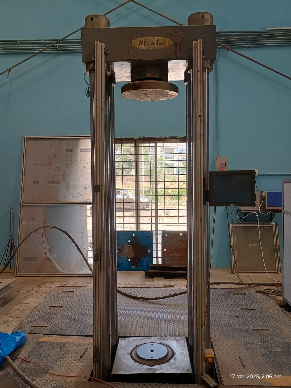 Microtest 3000 kN compression testing machine